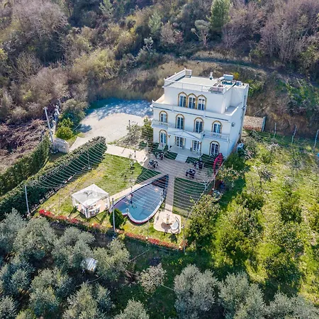 Villa Dy Bukurite *